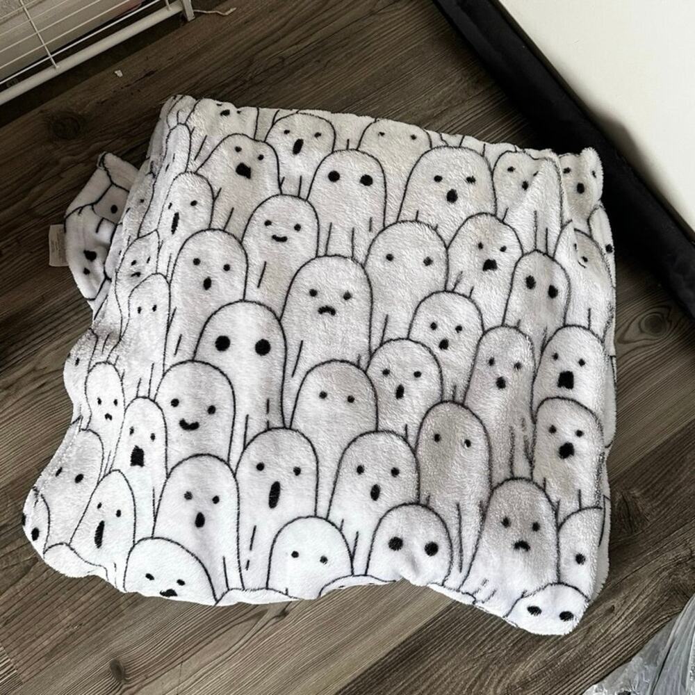 Olko tex white ghost halloween blanket